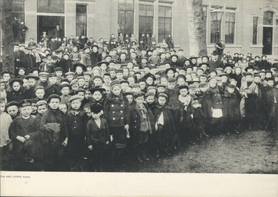 407225 Groepsportret van leerlingen op een schoolplein te Utrecht.